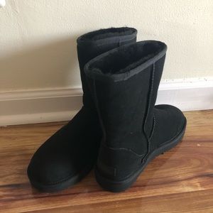 ✨SOLD✨Ugg classic short black boots size 8